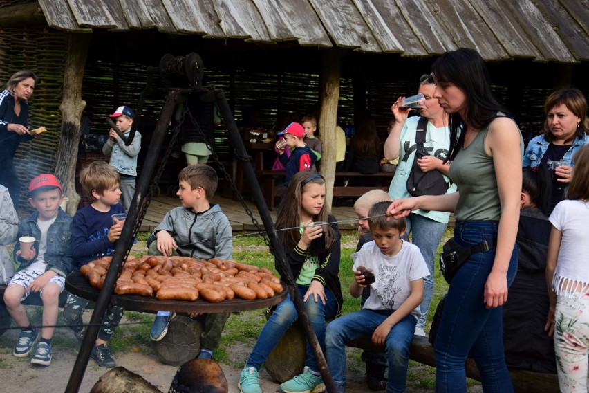 Biskupin. Muzealnicy i mieszkańcy wsi niosą pomoc uchodźcom z Ukrainy. "Jesteśmy im bardzo wdzięczni!" [zdjęcia]