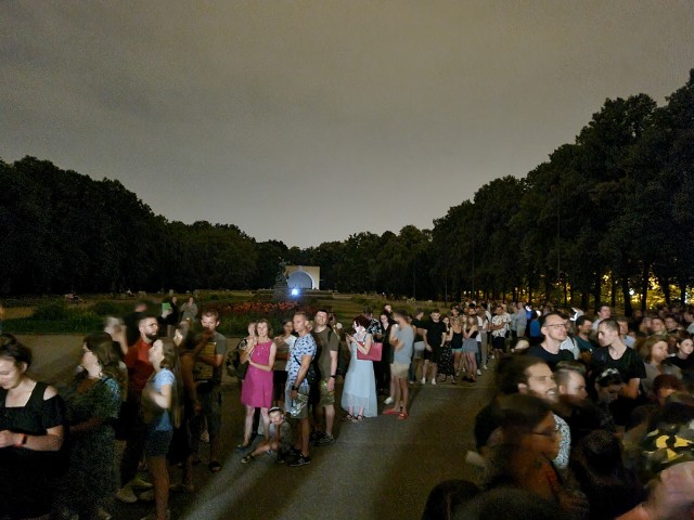 Długa kolejka zebrała się przed Poznańską Palmiarnią. Stali w ciemności, bez stosownych komunikatów. Niektórzy po kilka godzin. Odeszli z kwitkiem. Teraz krytykują brak stosownych komunikatów ze strony placówki botanicznej.