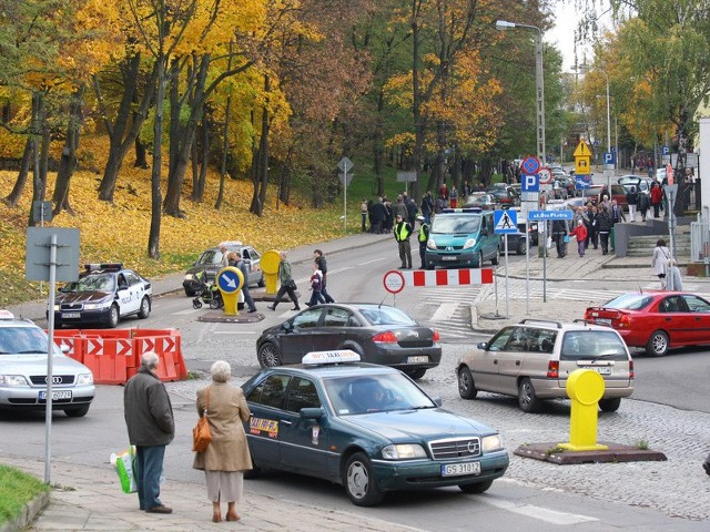 Przy słupskich cmentarzach tworzą się korki.