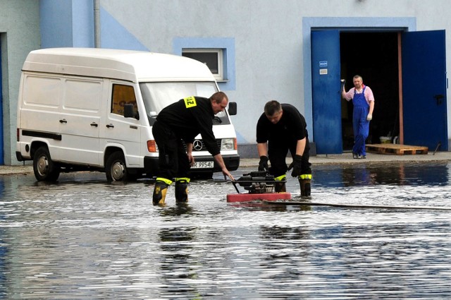 Strażacy wypompowują wodę z terenu hurtowni przy ulicy Tartacznej w Radomiu.