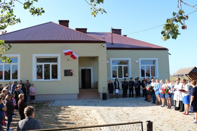 Odnowiony budynek Domu Ludowego w Dąbrówce Pniowskiej, z wmurowaną tablicą
