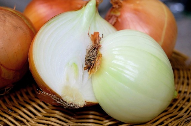 Cebula to bardzo zdrowe warzywo. Postanowiliśmy bliżej przyjrzeć się cebuli i sprawdzić, dlaczego warto regularnie - nawet codziennie - jeść to warzywo. Okazuje się, że dzięki cebuli uchronimy się nie tylko przed przeziębieniem i grypą. Sprawdź!