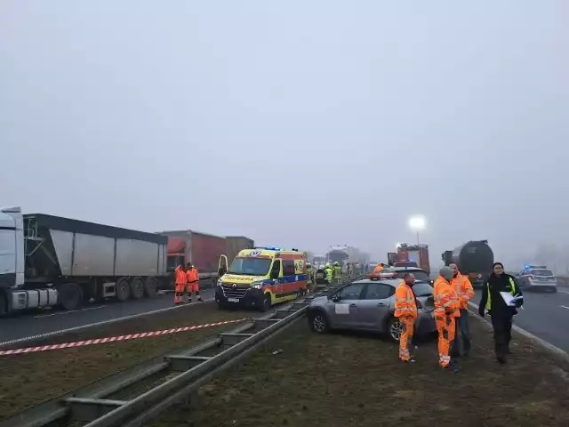 W mglisty poranek na drodze S5 koło Leszna doszło do kilku wypadków w krótkim czasie