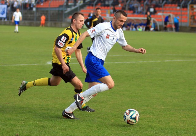 Adam Orłowicz (w białej koszulce) ma pewne miejsce na prawej obronie kluczborskiej drużyny.