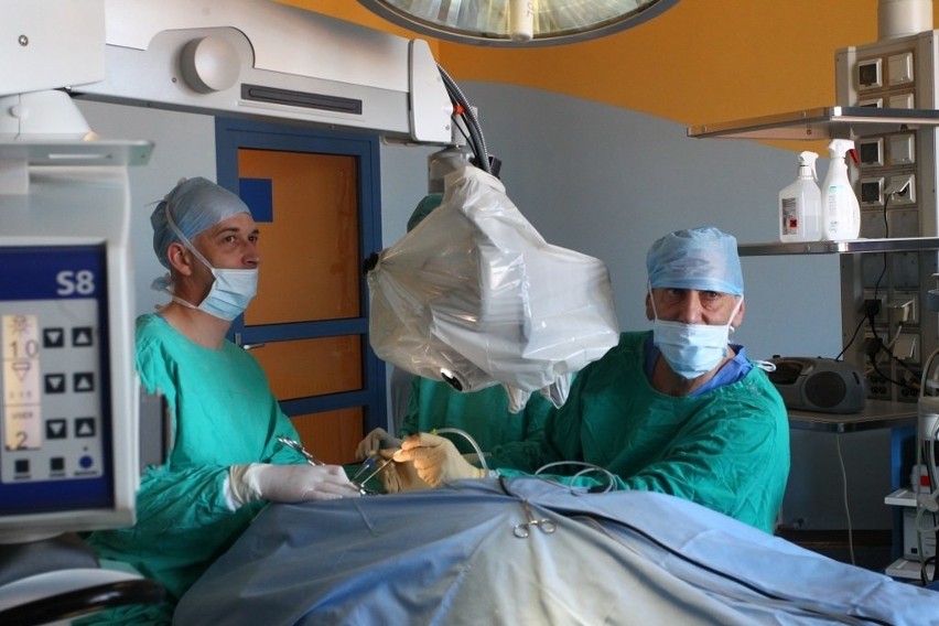 Poznań: Wszczepili 63-latkowi implant w kość. Ma odzyskać...