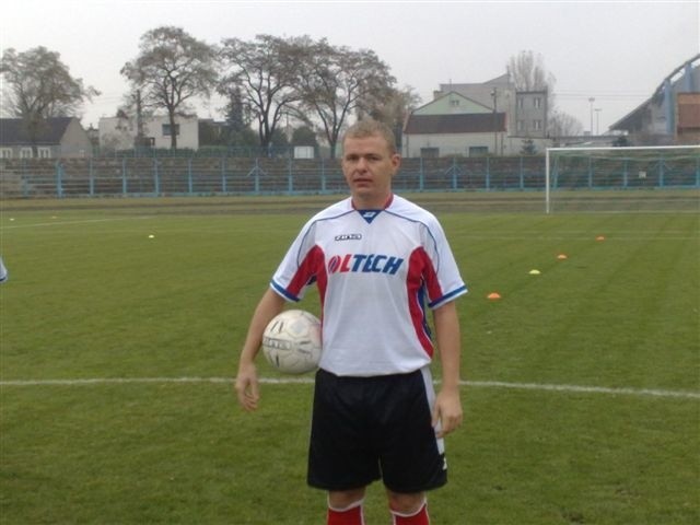 Radosław Frąckowiak w sobotę strzelił bramkę dla Włocłavii Oltech, ale jak poinformował Robert Sarzyński, prezes Kujawiaka Lumac Kowal, w poniedziałek doszedł do porozumienia z piątoligowcem, w którym ma występować na wiosnę