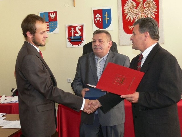 Nagrodzeni uczniowie z gminy Suchedniów po uroczystym wręczeniu dyplomów podczas sesji Rady Miejskiej. 