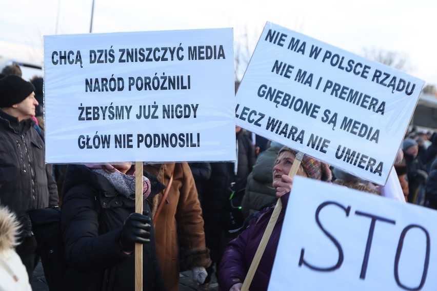 Przeciwnicy nowego rządu pojechali do Warszawy na protest z...