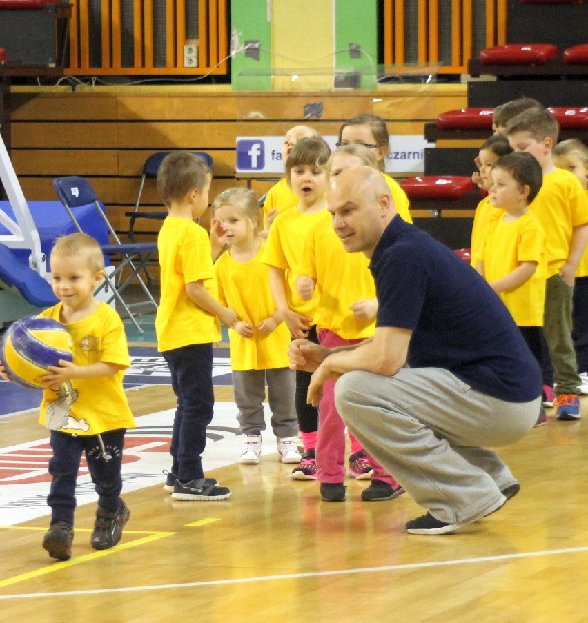Trener Wojciech Kamiński złapał świetny kontakt z dziećmi