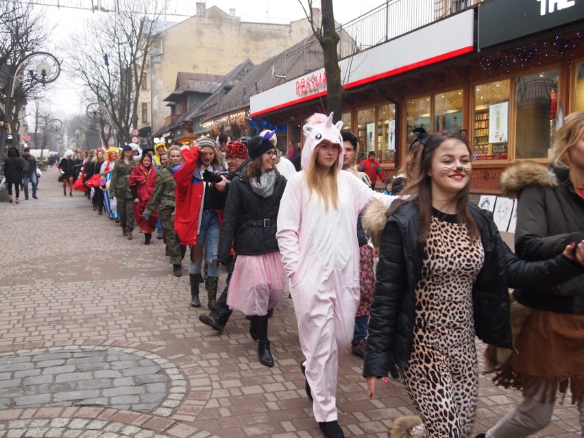 Zakopane. Maturzyści zatańczyli poloneza na Krupówkach [ZDJĘCIA,WIDEO]