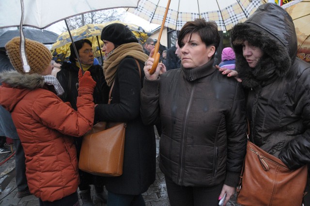 Górnicy, ich rodziny i pracownice kopalni protestują przed KWK Sośnica-Makoszowy