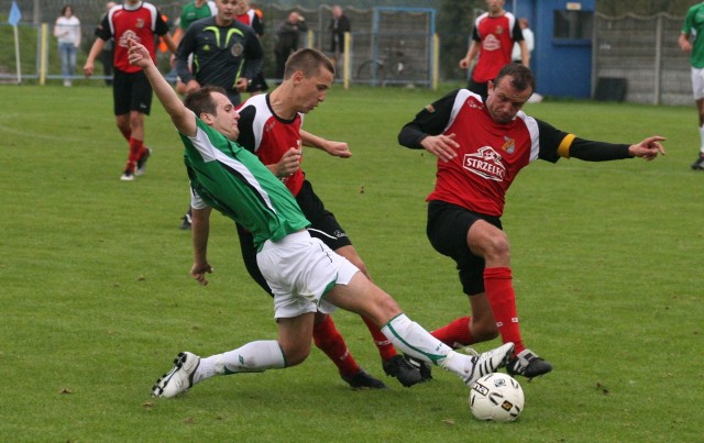 Pamiętacie trzecioligowe derby powiatu jędrzejowskiego? We wrześniu 2010 roku Wierna Małogoszcz zremisowała z Naprzodem Jędrzejów 1:1. Bramki zdobyli: Paweł Bień 21 z karnego - Grzegorz Starościak 15. Zapraszamy do obejrzenia galerii zdjęć z tego spotkania. (dor)