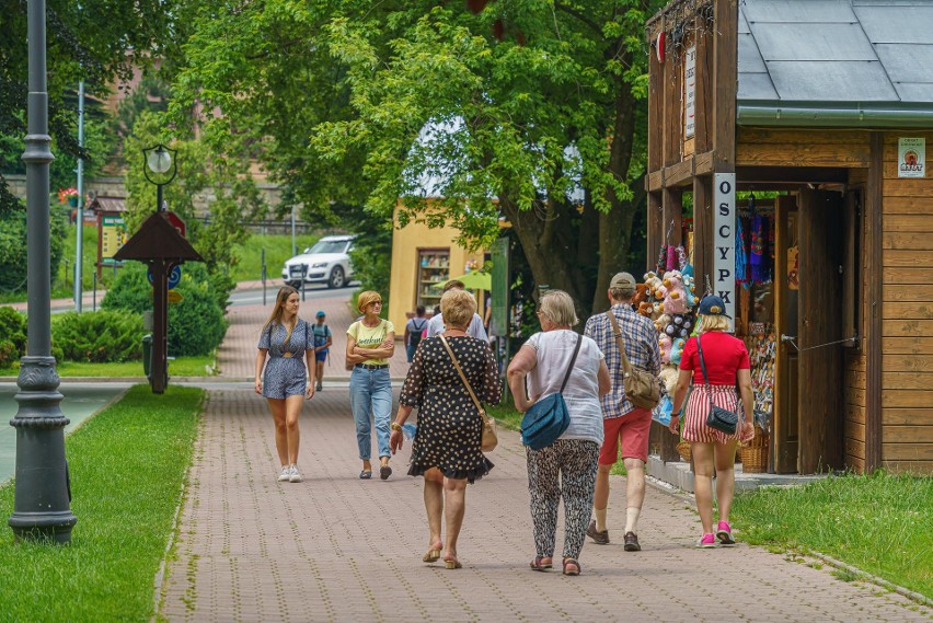 Krynica-Zdrój. Tłumy turystów na deptaku. Mimo kapryśnej aury perła Beskidów cieszy się powodzeniem [ZDJĘCIA]