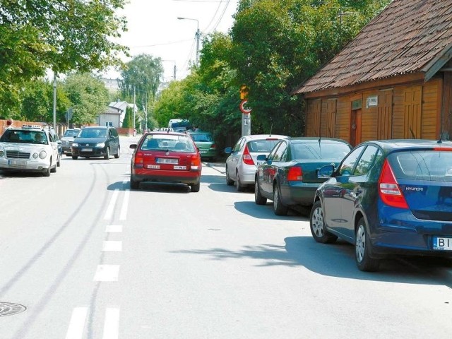 Pozostawione po obu stronach ulicy Słonimskiej samochody utrudniają poruszanie się. Niedługo zostanie tu ustawiony zakaz parkowania.