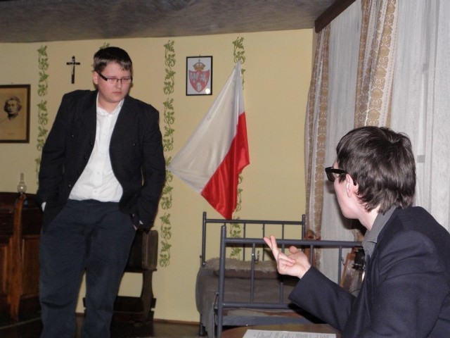 Hubert Matusik (Korneli Lipiński) i Patryk Zygmunt (Franciszek Bonin) dyskutują o tym, czy jest sens bić się w powstaniu