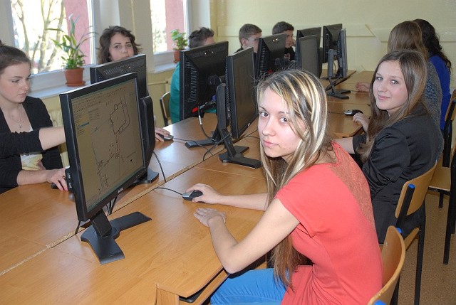 Alicja Pitaś jest uczennica klasy kształcącej przyszłych geodetów. W nauce pomogą jej komputery ze specjalistycznym oprogramowaniem.