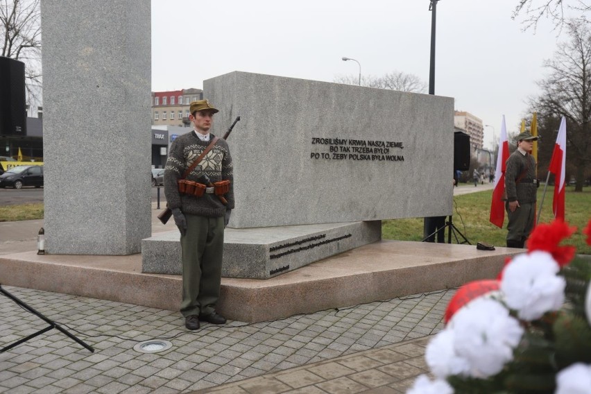 81 lat temu powstała Armia Krajowa. Kwiaty pod pomnikiem Armii Krajowej w Łodzi