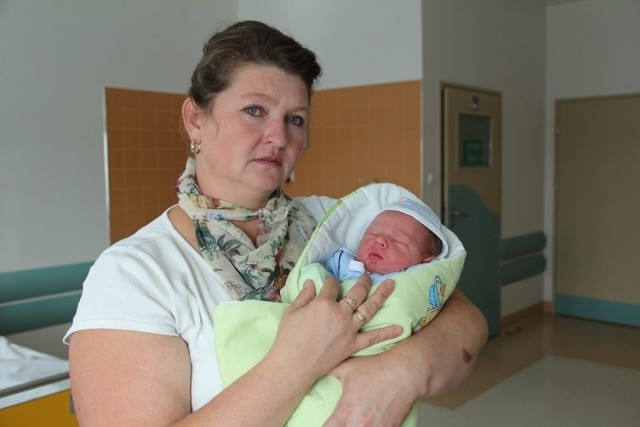 Syn Joanny i Grzegorza z Olszyn urodził się 1 października. Ważył3500 g, mierzył 57 cm. Na zdjęciu z babcią Lidią