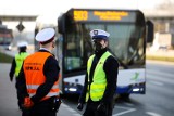 Kraków. Zwiększenie liczby autobusów nie wystarczyło. Potrzebnych było 80 dodatkowych kursów. Policja kontroluje wypełnienie w pojazdach 