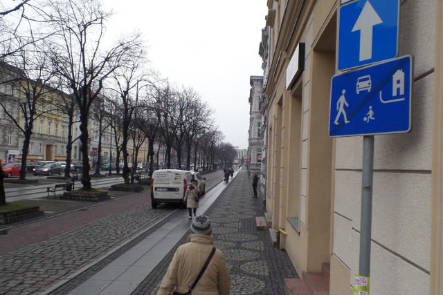 Mieszkańcy i najemcy lokali handlowych i usługowych znajdujących się przy ul. Wojska Polskiego byli informowani przez straż miejską, że parkowanie na deptaku może się skończyć mandatem.