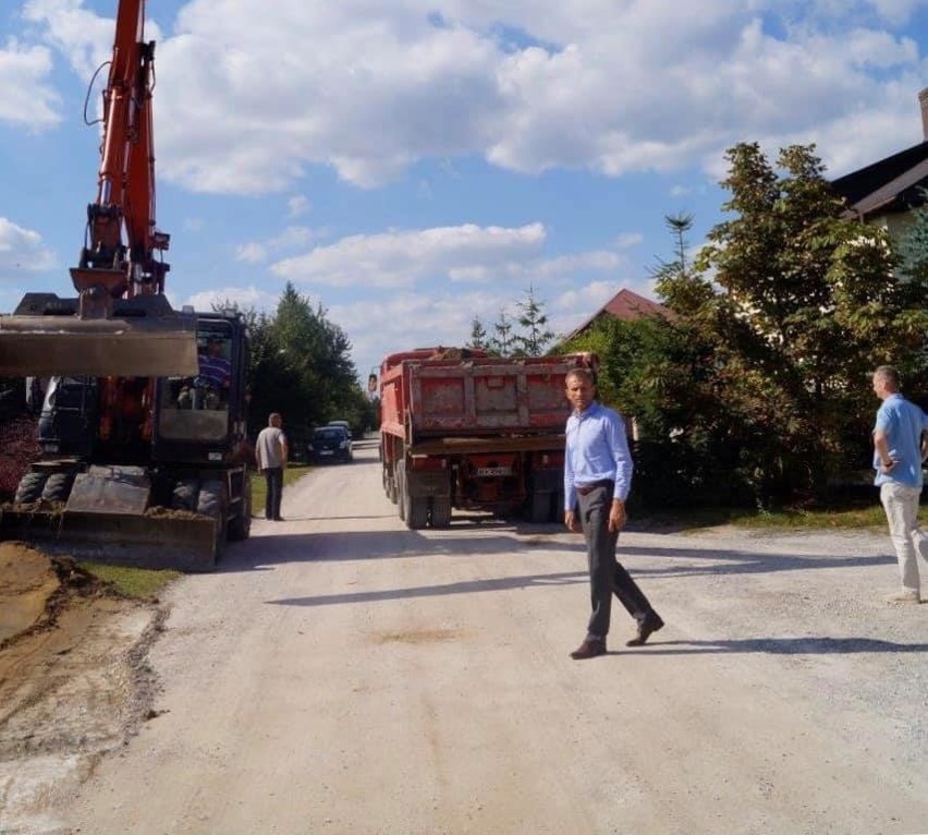 Ruszyła milionowa inwestycja w Piekoszowie. Na te drogi ludzie czekali od lat