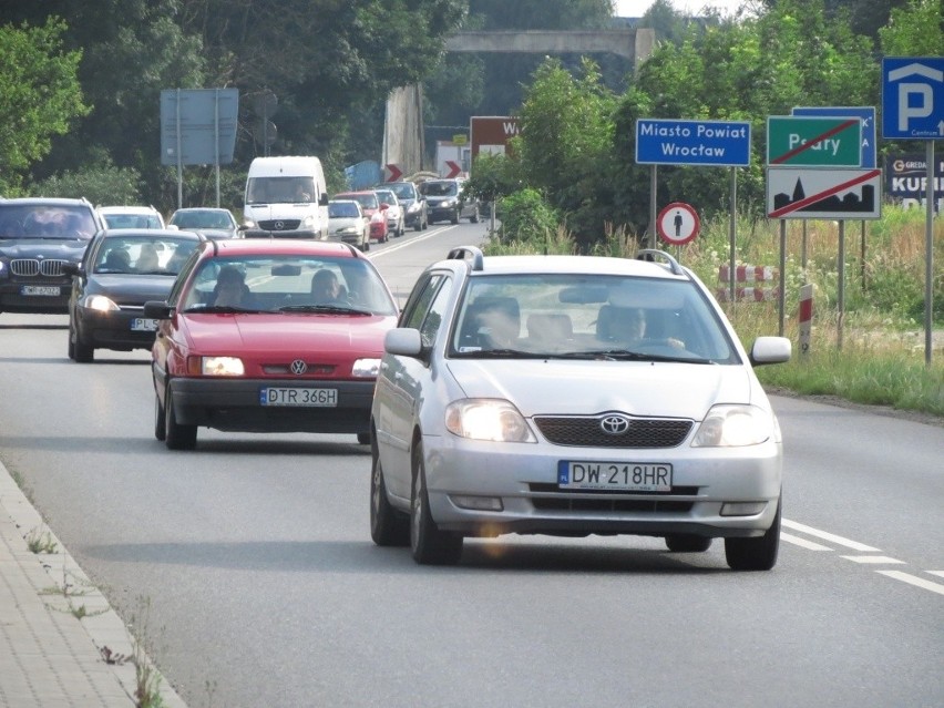 Wypadek na drodze Trzebnica - Wrocław. Zderzyły się 4 auta (ZDJĘCIA)