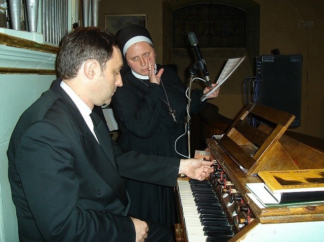 Robert Grudzień jest jednym z muzyków, którzy większość koncertów grają w kościołach.