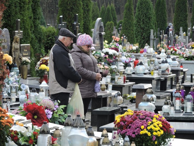 W Zaduszki wiele osób odwiedzało cmentarz komunalny w Ostrołęce