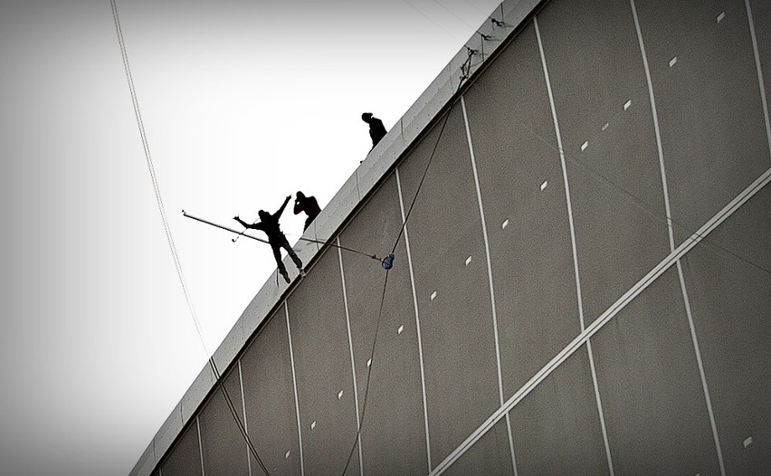 Wrocław: Skoki z dachu Stadionu Miejskiego możliwe. 250 osób chętnych (ZDJĘCIA, FILMY)