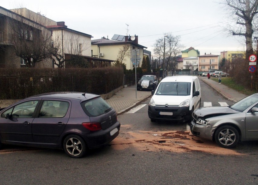 Nowy Sącz. Zderzenie trzech aut utrudniało ruch na ul. Lwowskiej