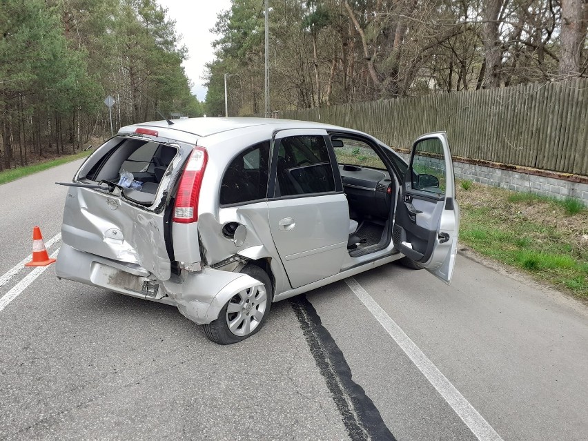 Wypadek w Starym Bosewie. Kierowca forda wjechał w opla. Do zdarzenia doszło 23.04.2022