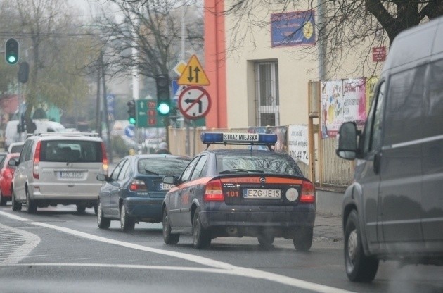 Takim granatowym oplem strażniczka odwiozła córkę do szkoły...