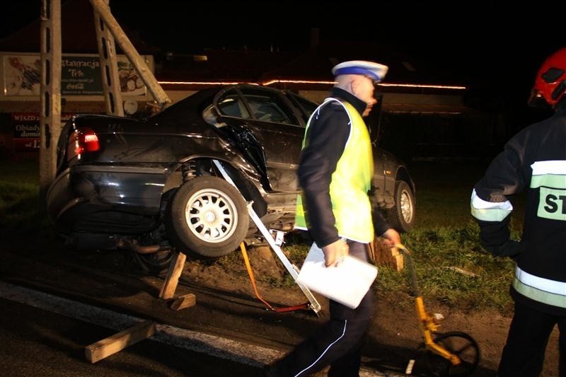 BMW uderzyło w latarnię. Dwie osoby ranne.