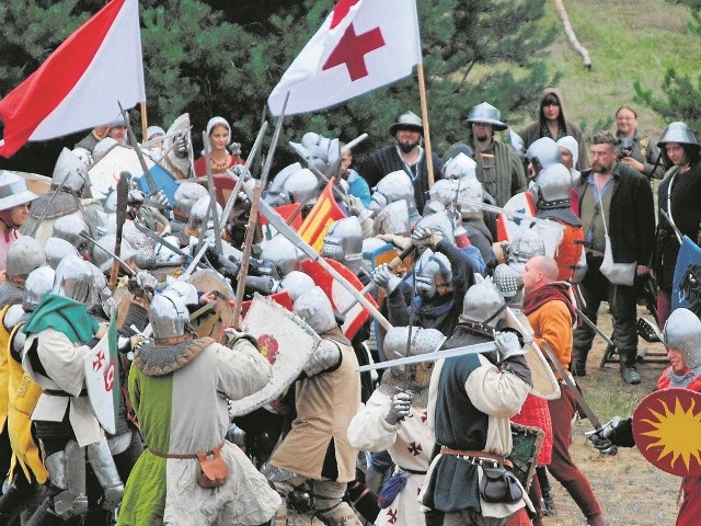 Drewniany gród  w Tuszynach rozebrany, ale rycerze konni i piesi i tak stoczą bitwę jak to się dzieje w gminie Koronowo od trzynastu lat.  Warto zarezerwować czas, by obejrzeć w lipcu to widowisko.