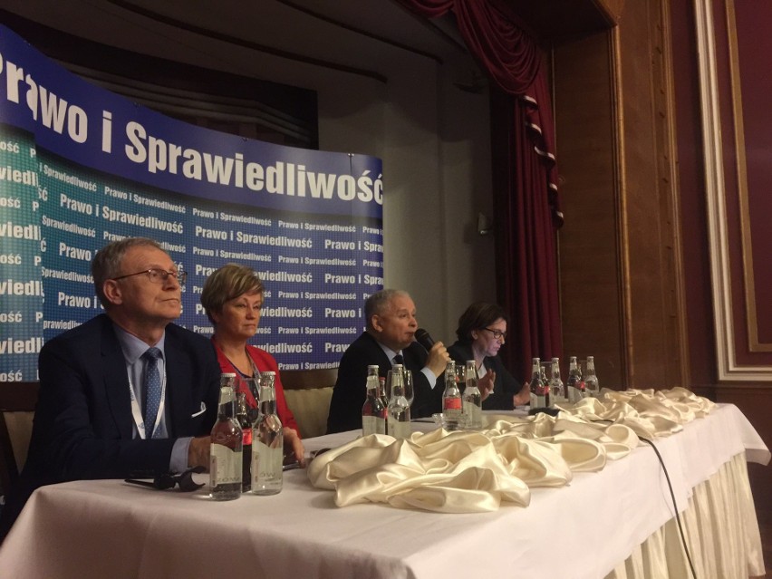 Jarosław Kaczyński debatuje w Bydgoszczy i tweetuje