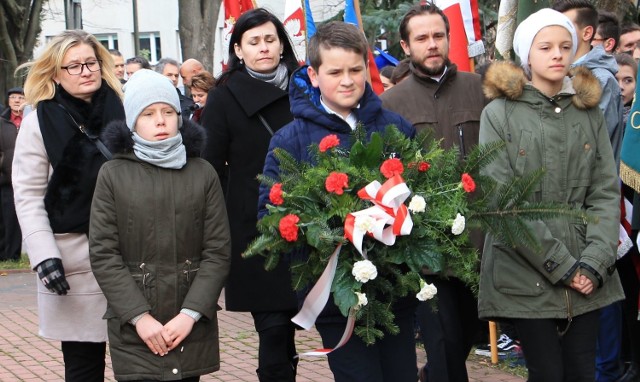 Kwiaty przed pomnikiem Tadeusza Kościuszki podczas sobotnich obchodów Święta Niepodległości złożyły także delegacje szkół.