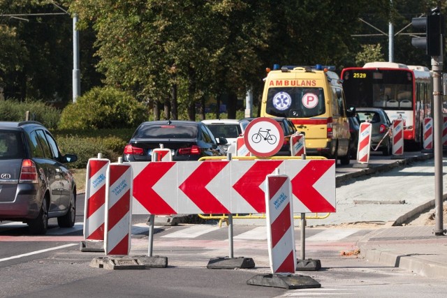 Na ulicy Chłopskiej od kilku tygodni trwa poważny remont, dotyczy on jezdni w kierunku do Sopotu. Tutaj prace potrwają do końca września.Obecnie kierowcy mogą na odcinku od Galerii Przymorze do wysokości ul. Piastowskiej tylko po jednym, lewym pasie ruchu. Oprócz wymiany nawierzchni jezdni, za kwotę 3,8 mln zł wykonana zostanie na tym odcinku Chłopskiej również nowa kanalizacja deszczowa, krawężniki i zatoka autobusowa.