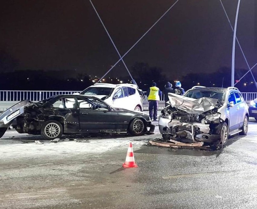 Karambol na moście heleńskim w Nowym Sączu.Trzy auta rozbite. Cztery osoby w szpitalu