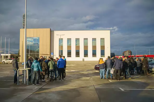 Pracownicy Kalmaru, firmy produkującej meble w Starym Sączu, mają dość czekania na swoje wypłaty. Liczą, że dzięki mediom uda się im szybciej odzyskać pieniądze