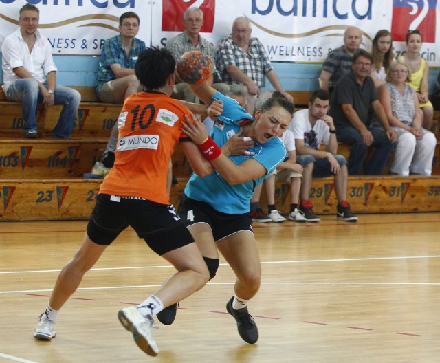 Lucyna Wilamowska (z piłką) leczyła kontuzję od sierpniowego sparingu z Zagłębiem Lubin, w trakcie którego zerwała więzadła w kolanie.
