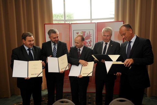 Na zdjęciu marszałkowie-sygnatariusze porozumienia: od lewej strony Władysław Husejko (Zachodniopomorskie), Marek Woźniak (Wielkopolska), Józef Kotyś (Opolskie), Marek Łapiński (Dolny Śląsk), Marcin Jabłoński (Lubuskie).