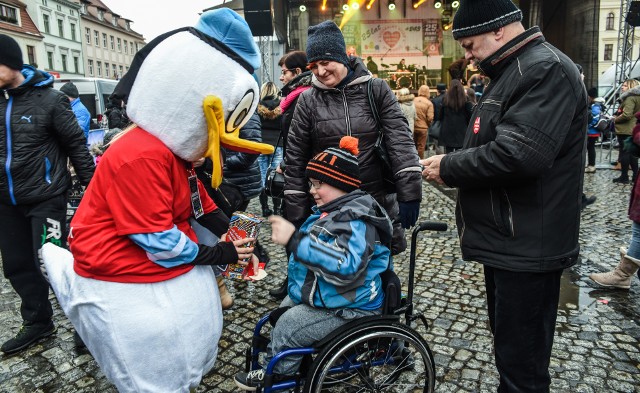 W Bydgoszczy główna impreza odbyła się na Starym Rynku. Setki mieszkańców wrzucały pieniądze do puszek i dobrze się bawiły