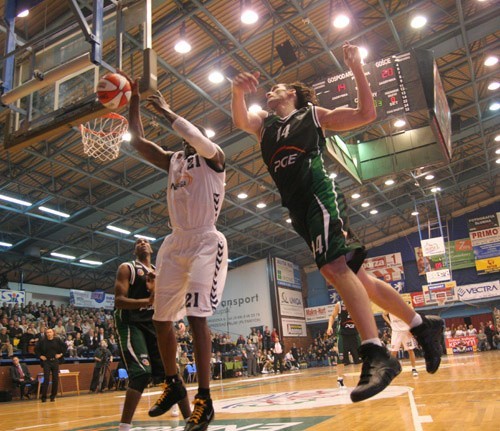 Czarni Slupsk przegrali z Turowem Zgorzelec 64: 68.