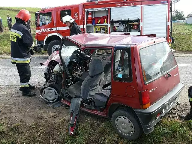 Kierującą autem 25 letnią kobietę strażacy wyciągnęli z rozbitego auta przy pomocy specjalistycznych nożyc.