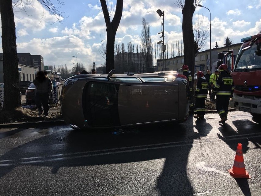 Katowice: Kolizja na Roździeńskiego ZDJĘCIA. Hyundai na boku po zderzeniu z mini 