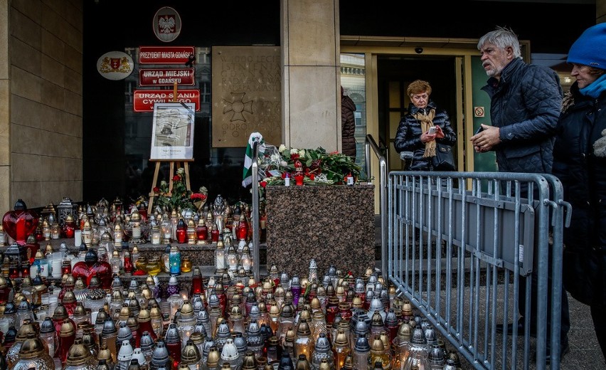 Żałoba na ulicach Gdańska. Modlitwy, kwiaty i znicze w różnych częściach miasta. Mieszkańcy oddają hołd Pawłowi Adamowiczowi [zdjęcia]