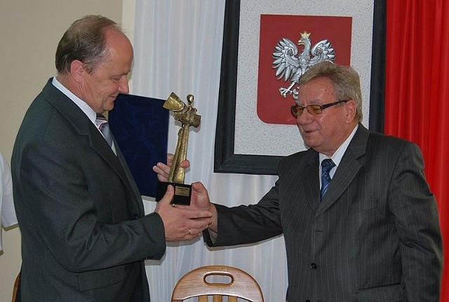 Jerzy Stąporek, przewodniczący Rady Gminy Brody i równocześnie przewodniczący kapituły nagrody Andrzej Roku wręcza statuetką Andrzejowi Przygodzie, wójtowi Brodów.