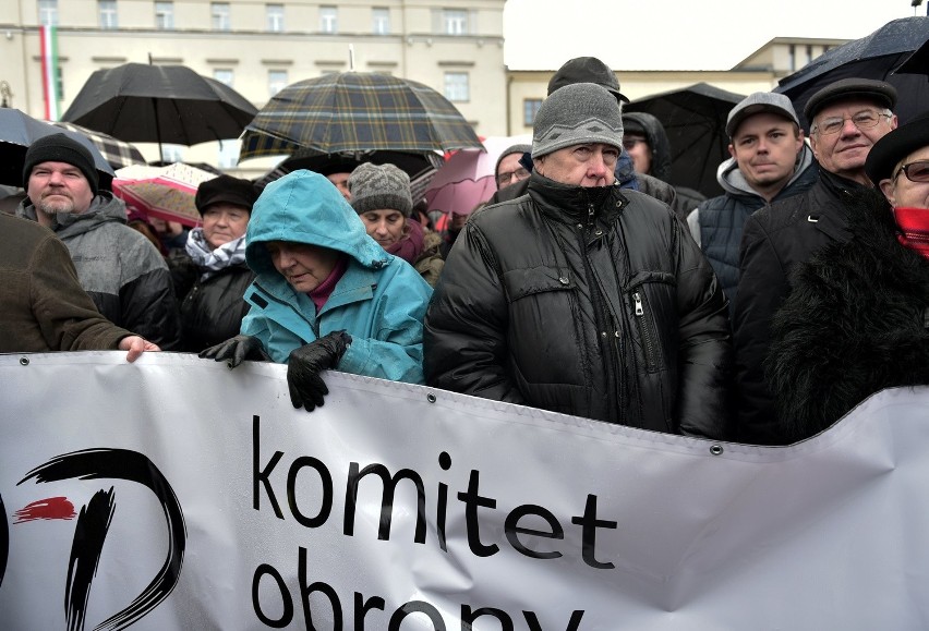 Plac Litewski. Manifestacja Komitetu Obrony Demokracji w Lublinie (ZDJĘCIA, WIDEO)