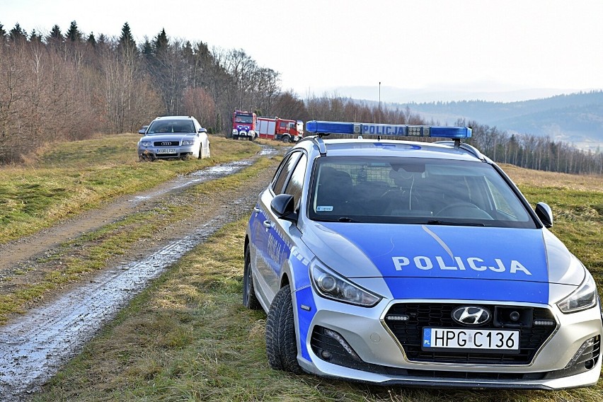 Tragedia w powiecie gorlickim. Nie żyje 70-letni mieszkaniec Bystrej. Zginął pod kołami własnego samochodu, tuż przy bramie posesji