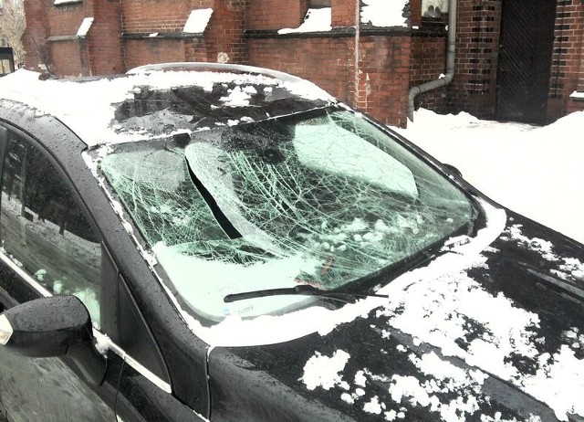 Tak się skończyło zaparkowanie samochodu pod Katedrą w Szczecinie. Spadajacy śnieg rozbił szybę i uszkodził dach auta.